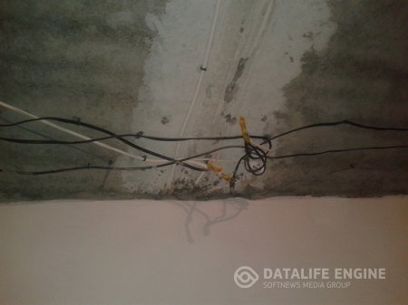 Плохая прокладка кабеля по потолку.
